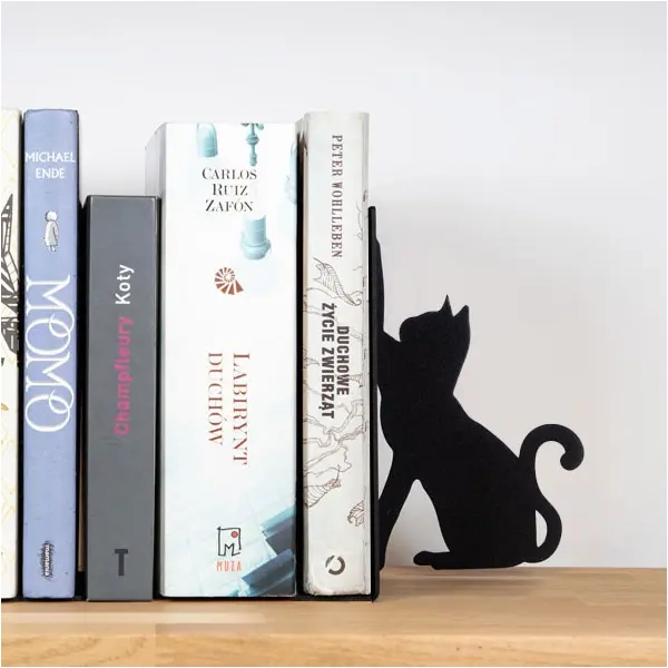 Kovová mačka na podporu kníh s labkami hore